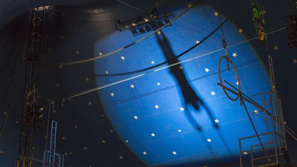 L'ombre d'un accrobate dans un chapiteau. (MARC ROMANELLI / TETRA IMAGES RF / GETTY IMAGES)