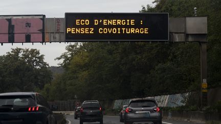 Un panneau sur une route de Jouy-en-Josas (Yvelines) incite à covoiturer, le 13 octobre 2022. (MAGALI COHEN / HANS LUCAS / AFP)