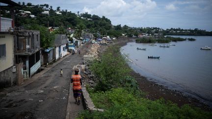 A Mayotte, le bilan du choléra s'élève, jeudi 9 mai, à 58 cas, un décès ainsi que plus de 4000 cas contacts, déjà vaccinés (photo d'illustration, le 19 février 2024). (JULIEN DE ROSA / AFP)