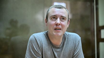 Yuri Kokhovets, accusé de "diffusion de contrefaçons sur l'armée russe" dans un commentaire critiquant l'offensive en Ukraine comparaît devant un tribunal de Moscou le 30 août 2023. (ALEXANDER NEMENOV / AFP)