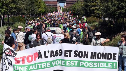 Toulouse, le 21 avril 2024. Manifestation dans les rues de Toulouse contre l'autoroute A 69 entre Toulouse et Castres. (Illustration) (LAURENT DARD / MAXPPP)