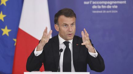 Emmanuel Macron prononce un discours lors du séminaire final de la Convention sur la fin de vie au Conseil économique, social et environnemental à Paris, le 26 avril 2024. (LUDOVIC MARIN / POOL / AFP)