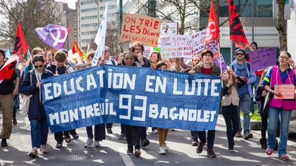 Des manifestants rassemblés devant la Direction des services départementaux de l'Education nationale à Bobigny (Seine-Saint-Denis), le 14 mars 2024. (VALERIE DUBOIS / HANS LUCAS / AFP)