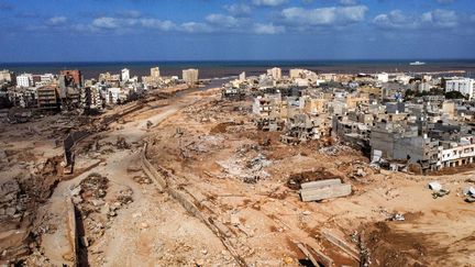 Une vue aérienne qui montre la ville de Derna, dans l'est de la Libye, le 18 septembre 2023, à la suite d'inondations soudaines meurtrières. (MAHMUD TURKIA / AFP)