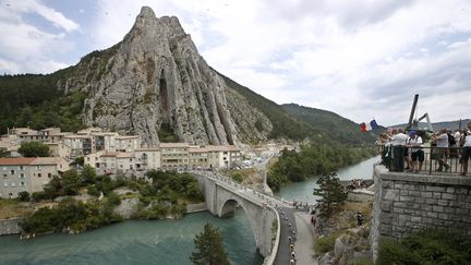 La flamme olympique passera par le Rocher de la Baume à Sisteron, ce samedi 11 mai. (YOAN VALAT / EPA)
