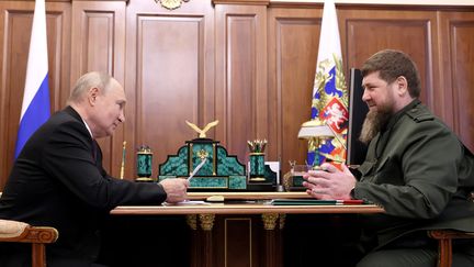 Le dirigeant tchétchène Ramzan Kadyrov avec Vladimir Poutine, à Moscou le jeudi 9 septembre 2023. (KREMLIN POOL / MAXPPP)