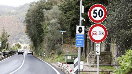 Radar à la sortie du hameau de Porra a Vintimille en Italie, le 3 janvier 2024. (DYLAN MEIFFRET / MAXPPP)