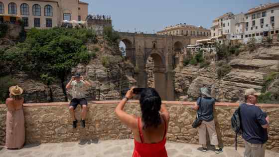 Spain hits tourism record in race to catch France