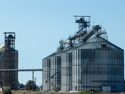 Multiple grain silos next to each other