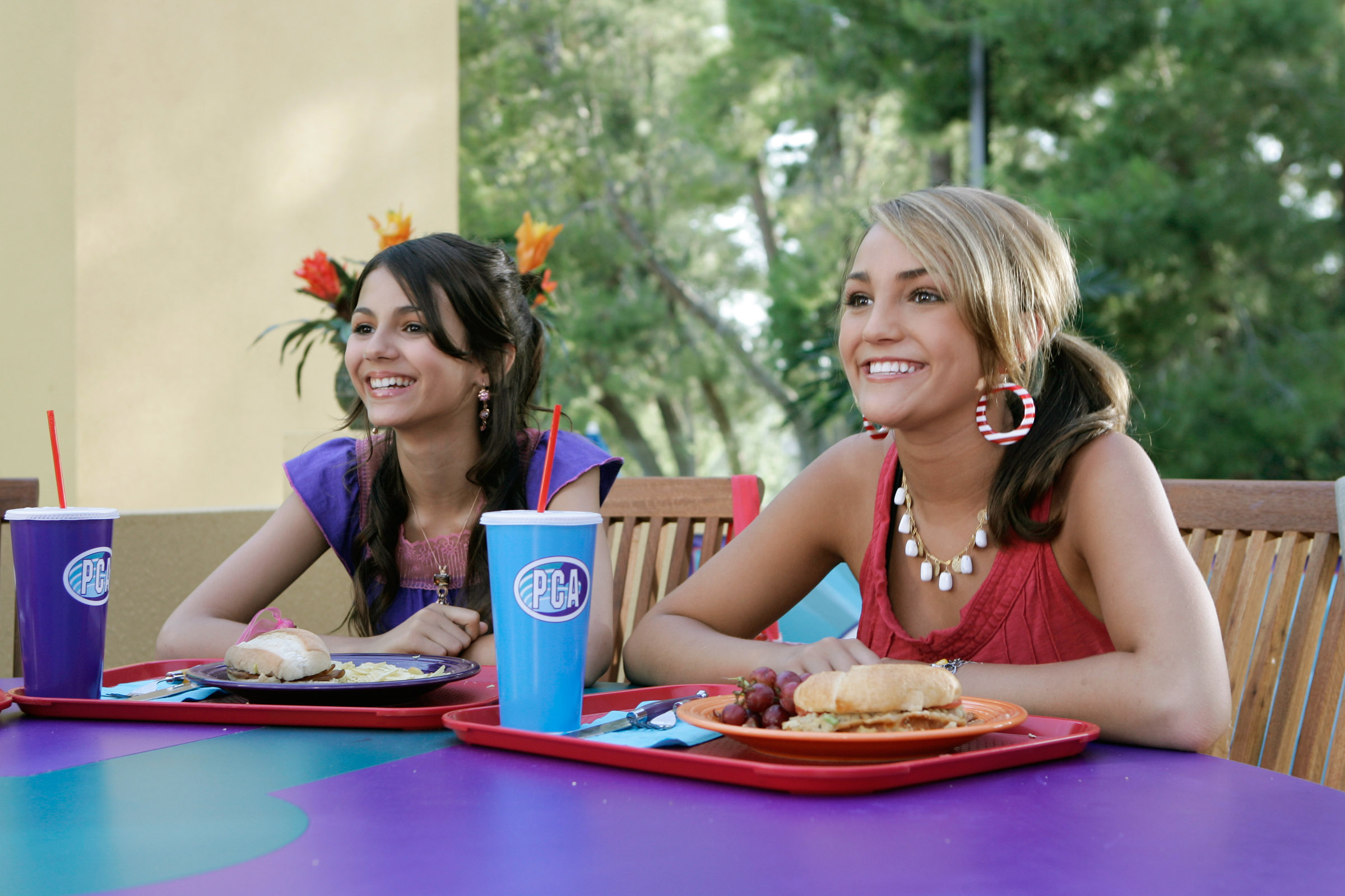 ZOEY 101, (from left): Victoria Justice, Jamie Lynn Spears, 'Chase's Girlfriend', (Season 3, ep. 302, aired Oct. 1, 2006), 2005-08. photo: Mitchell Haddad / © Nickelodeon / Courtesy: Everett Collection