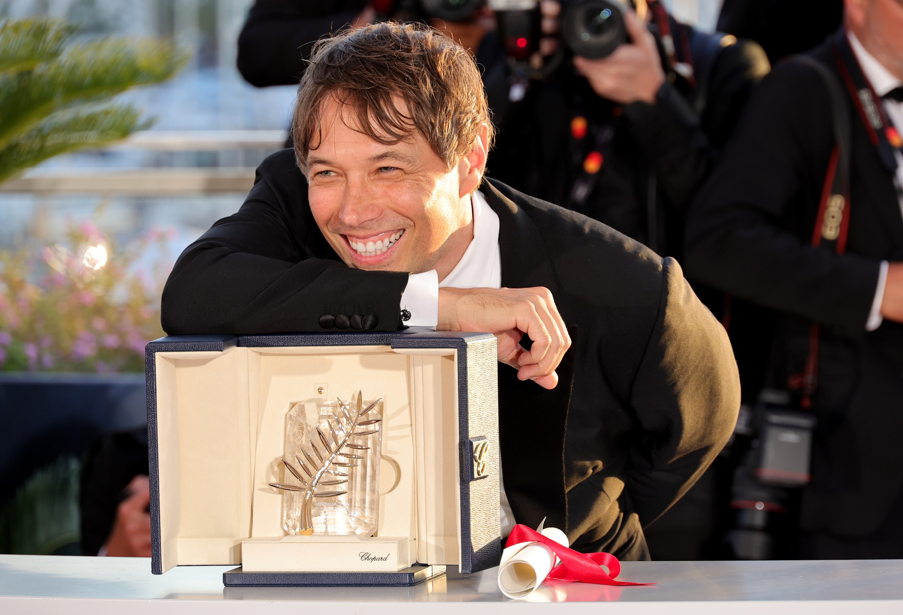 CANNES, FRANCE - MAY 25: Sean Baker poses with the 'Palme D'Or' Award for 'Anora' during the Palme D'Or Winners Photocall at the 77th annual Cannes Film Festival at Palais des Festivals on May 25, 2024 in Cannes, France. (Photo by Neilson Barnard/Getty Images)