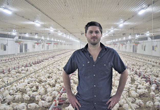 Des prédictions plus fiables assurent à Christophe Baril, éleveur de poulets à la Ferme Barivol, un meilleur prix pour ses poulets. Photos : David Riendeau