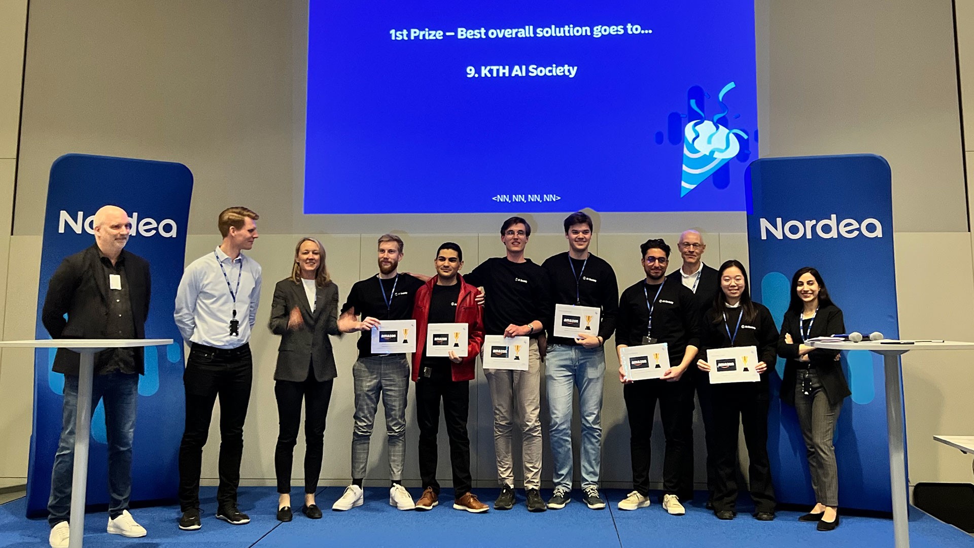 Vinnarna av AI-Hackathon 2024 på scenen efter vinsten