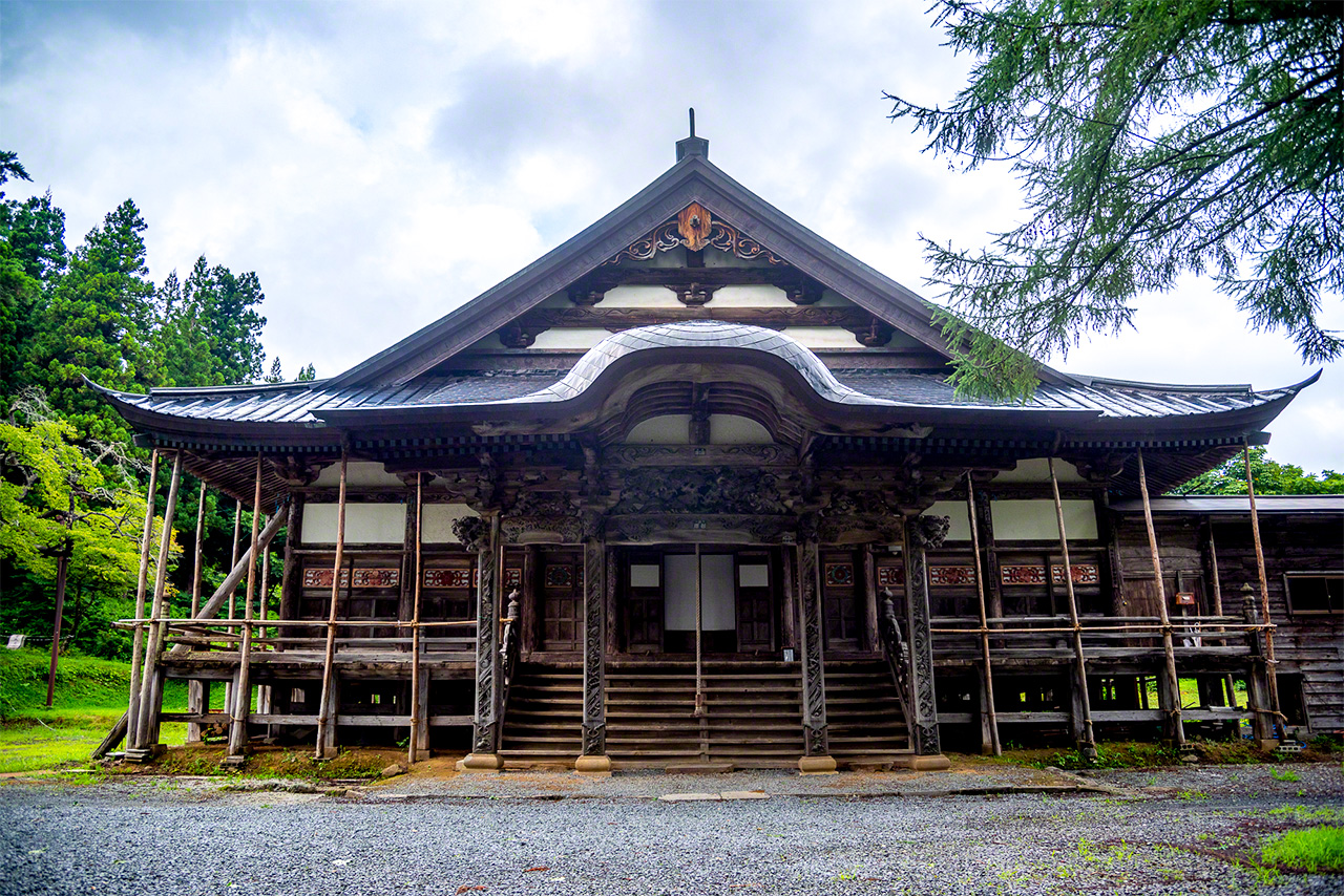 The main hall of Chūrenji. (© DEGAM Tsuruoka Tourism Bureau)