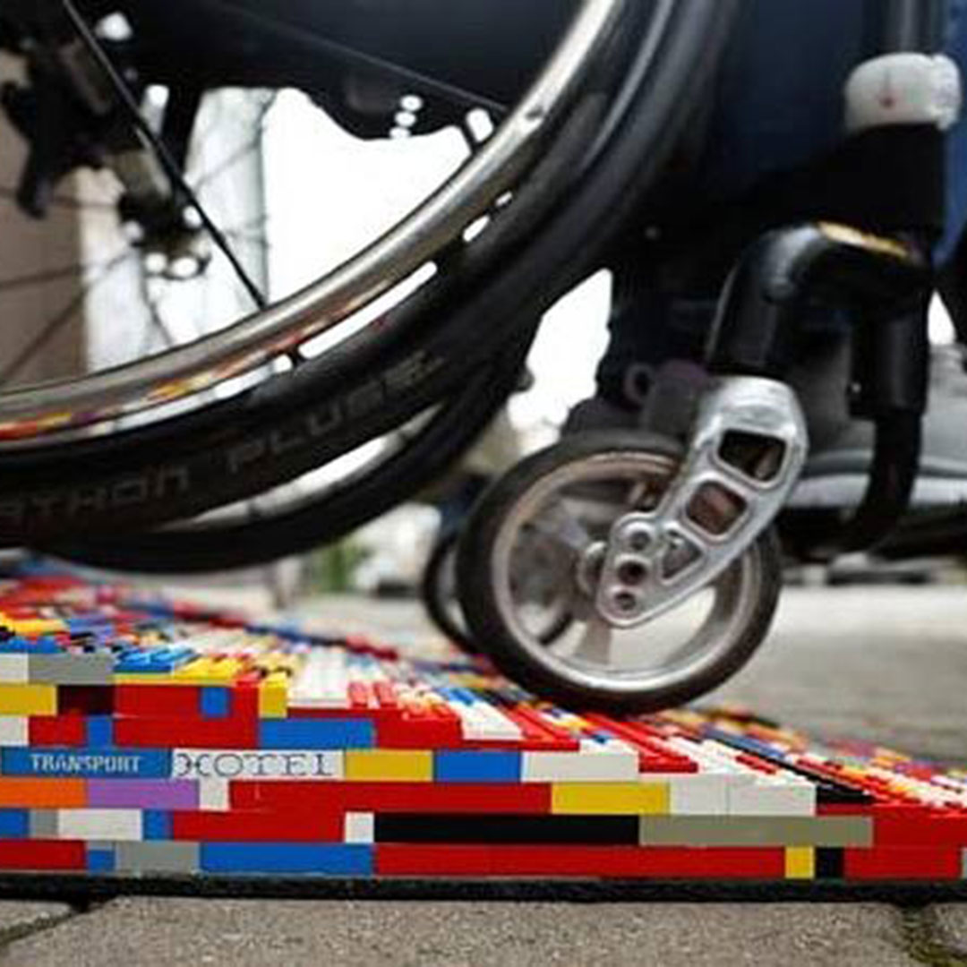 Rampa d'accesso costruita con mattoncini Lego