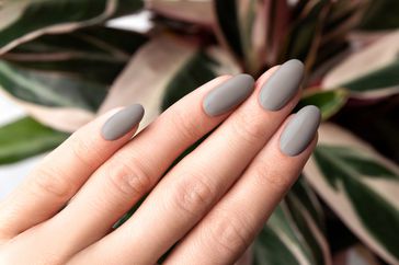 Stone nails trend gray nail polish