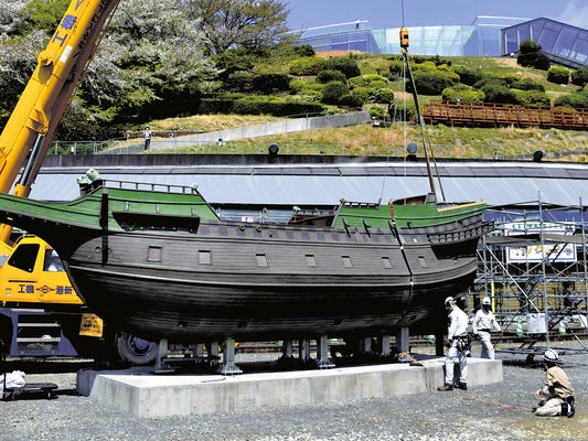 設置作業が行われた２代目の復元船（１７日、石巻市で）