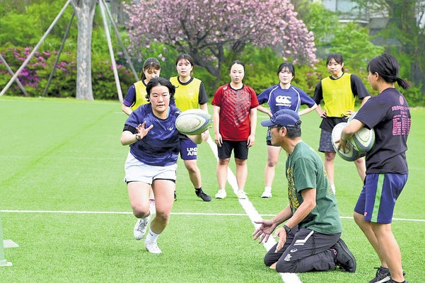 男子と同じラグビー場で練習に励む女子部員ら（１８日、杉並区上井草で）