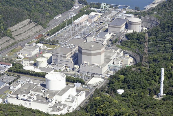 日本原子力発電・敦賀原子力発電所（奥から）１号機、２号機、ふげん（２０２１年５月、読売ヘリから）