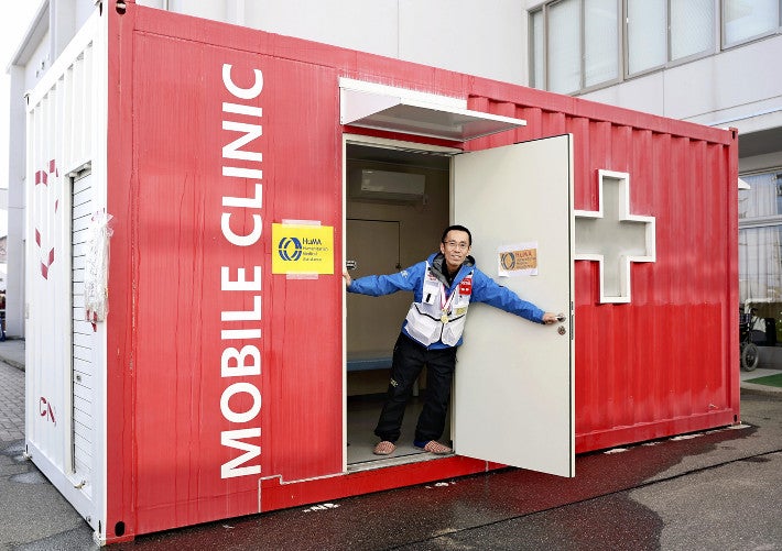 能登半島地震で、医療救護所として活用するために避難所の敷地内に設置されたコンテナ（石川県珠洲市で）