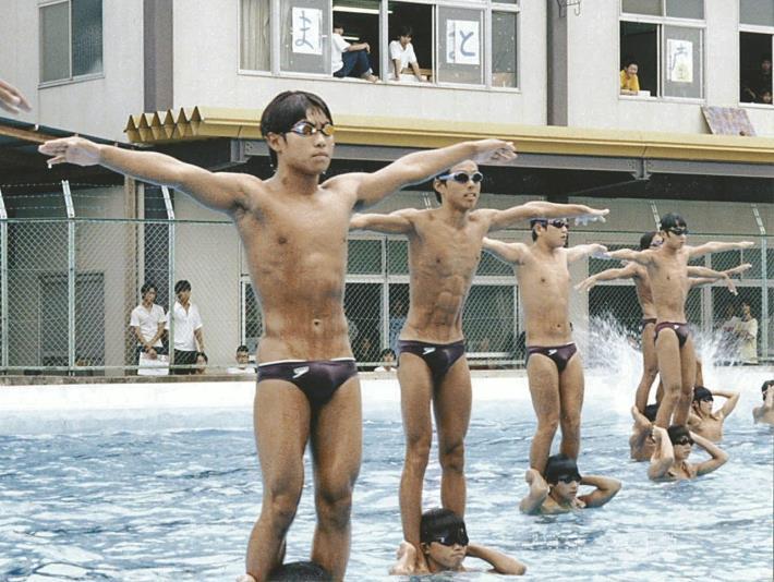 １９９８年の文化祭で演技を披露する畠山一朗さん（左端）＝本人提供