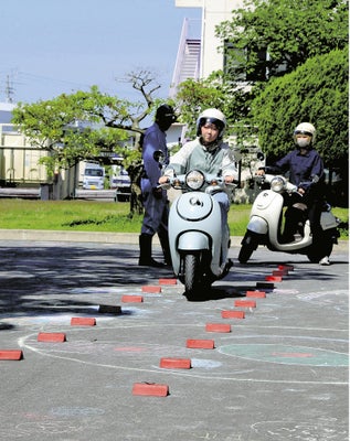 実技演習でミニバイクを運転する学生ら（松山市で）