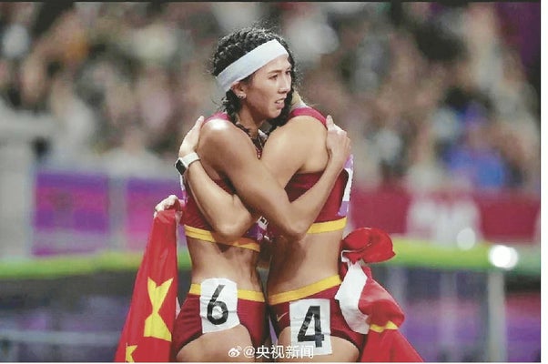 ゼッケン６番と４番の女性選手同士が健闘をたたえて抱き合い、数字の「６４」のように見えた写真（中国のＳＮＳから）
