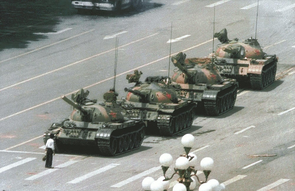 天安門広場近くの大通りで、戦車の隊列に立ちふさがる男性（１９８９年６月５日）＝ＡＰ