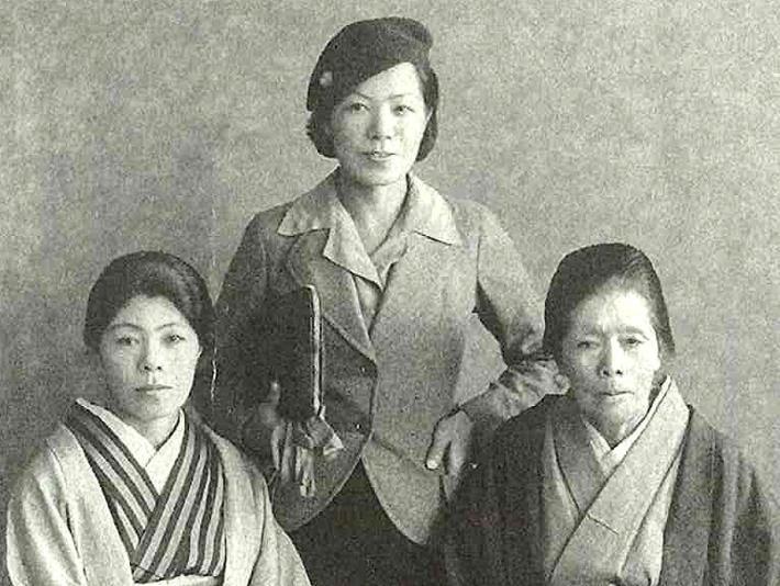 昭和１３年（１９３８年）頃のフサノ（中央。母ミセ、姉ミシと。『「アマゾンおケイ」の肖像』から転載）