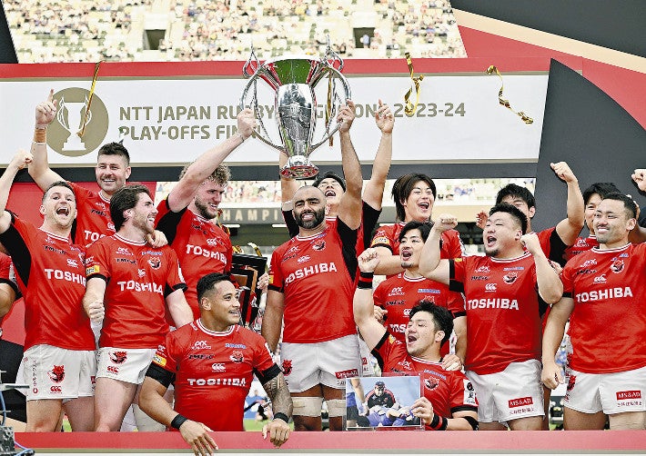 優勝を決め、トロフィーを掲げて喜ぶＢＬ東京の選手たち