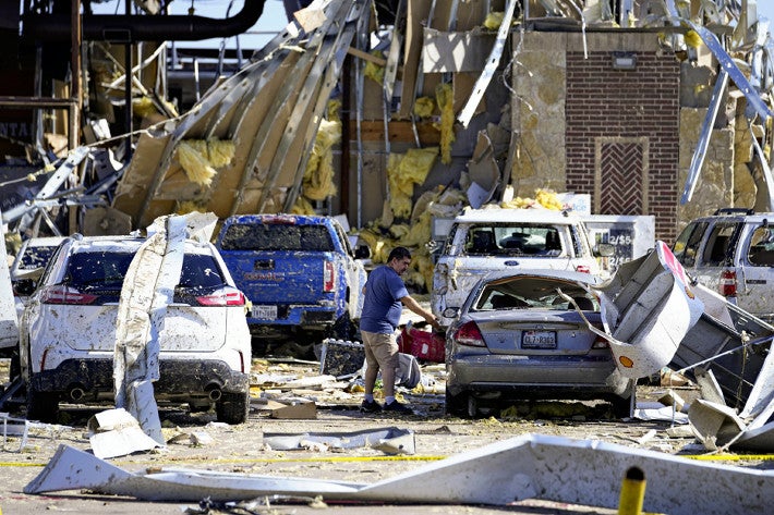 米テキサス州で竜巻の被害を受けた建物や車（２６日）＝ＡＰ