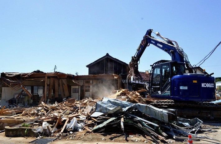 公費解体が進められている被災家屋（１８日、石川県珠洲市で）