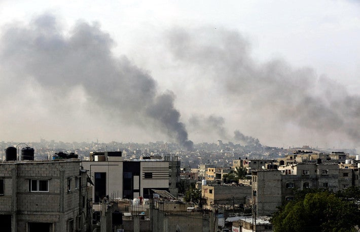 ２８日、ガザ最南部ラファで、イスラエルの攻撃を受けて立ち上る煙＝ロイター