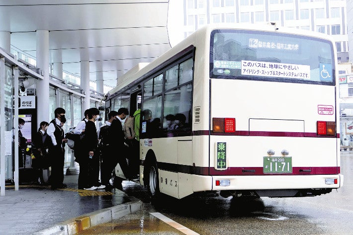 ６月から減便される京福バスに乗り込む利用者ら（福井市で）