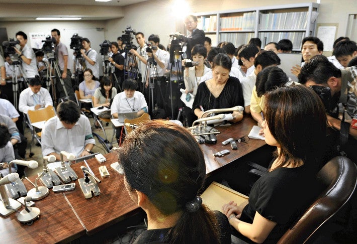第１号事件の判決後、取材に応じる裁判員経験者ら（２００９年８月６日、東京・霞が関の司法記者クラブで）