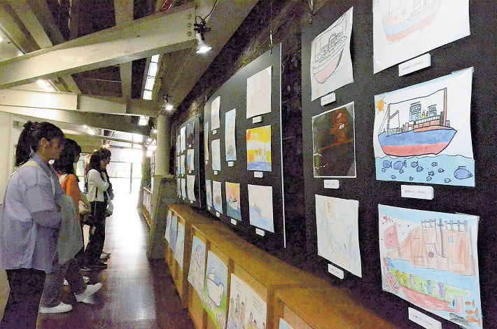 第五福竜丸を描いた小中学生の絵（１０日、江東区で）