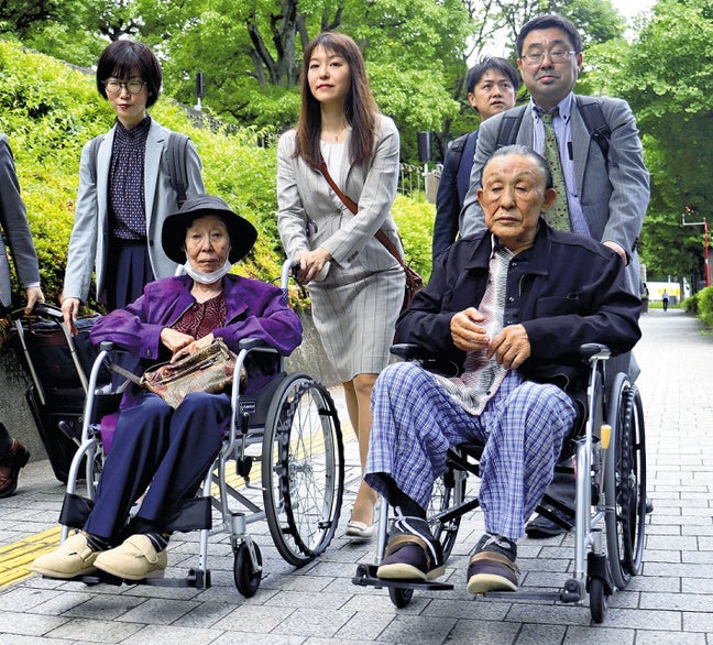 口頭弁論のため、最高裁に向かう小島喜久夫さん（右）と妻の麗子さん（２９日、東京都千代田区で）