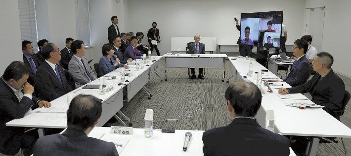 法規制の検討が始まった政府のＡＩ戦略会議（２２日、東京・永田町で）