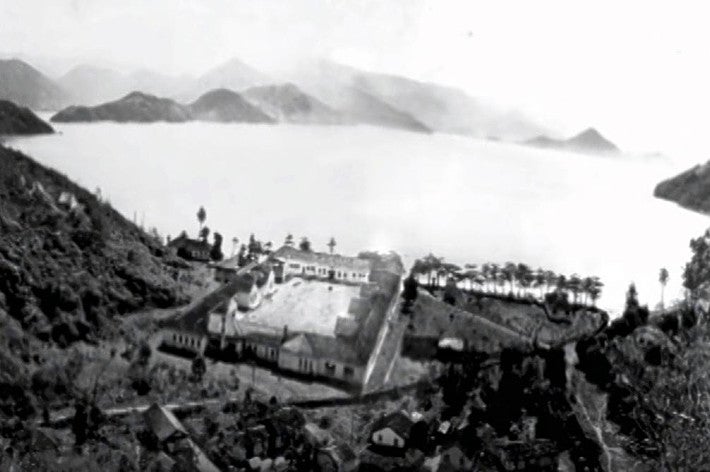 １９４６年から約２年間、日系人が収監されたブラジル・サンパウロ州沖のアンシエッタ島監獄＝オクハラ・マリオさん監督の映画「闇の一日」から