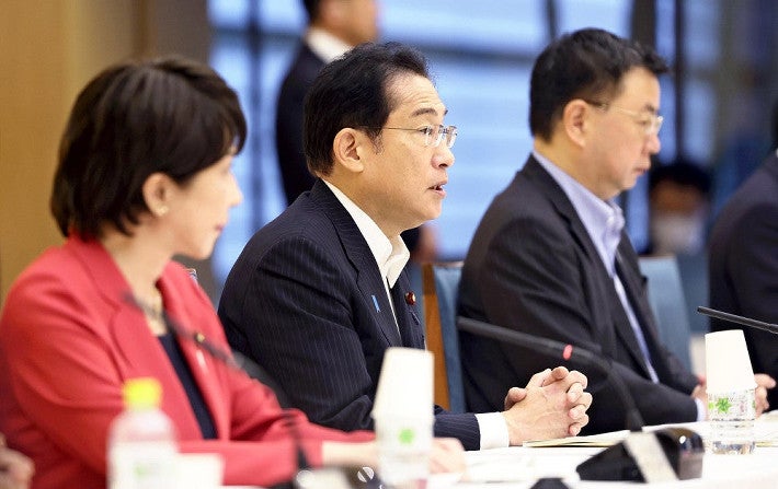 知的財産戦略本部の会合で発言する岸田首相（左から２人目）（２０２３年６月９日、首相官邸で）
