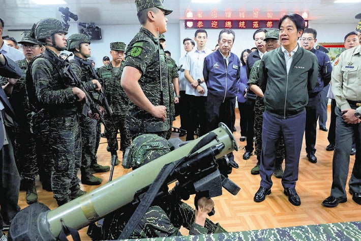 ２３日、台湾・桃園の軍基地を訪問する頼総統（前列右）＝ロイター