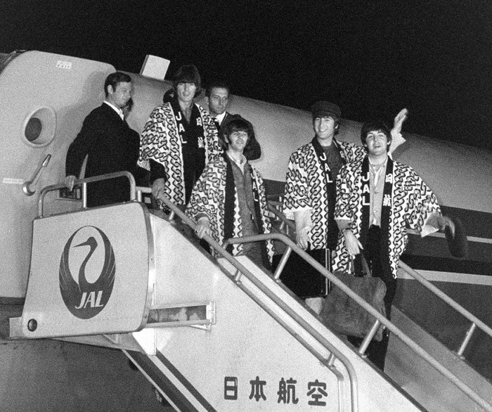 １９６６年の来日公演で羽田空港に到着したビートルズ。（右から）ポール・マッカートニー、ジョン・レノン、リンゴ・スター、ジョージ・ハリスン。