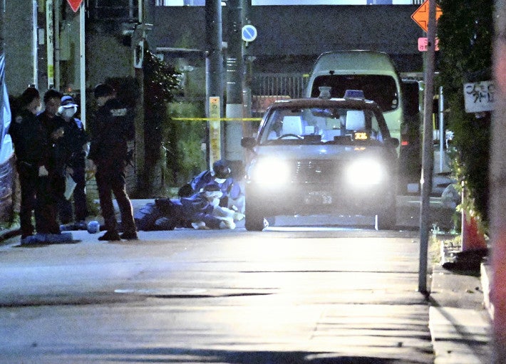 運転手が襲われたタクシーの周囲を調べる捜査員（３０日午前３時３０分頃、埼玉県川口市幸町で）