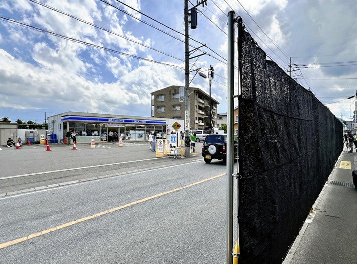 歩道と車道の間に設置された黒い幕（２１日、山梨県富士河口湖町で）