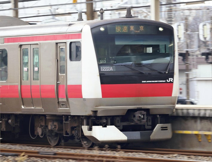ＪＲ京葉線の快速（昨年１２月、千葉市中央区で）