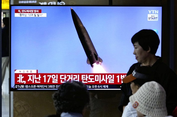 ソウルで３０日、資料映像で北朝鮮のミサイル発射を伝えるニュース画面＝ＡＰ