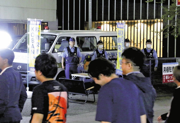 多くの人が行き交う番町・八坂地区で警戒する警察官（２４日、松山市で）