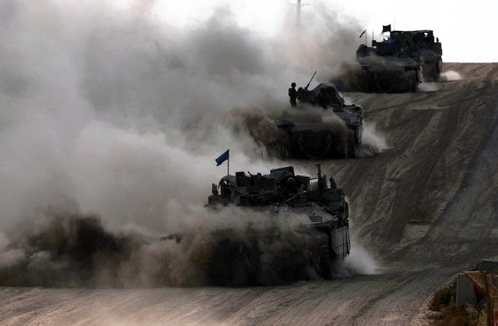 ２９日、イスラエル南部のガザとの境界付近に展開するイスラエル軍＝ロイター