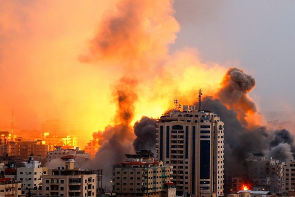 ９日、イスラエルの攻撃を受け炎と煙が立ち上るガザ＝ロイター