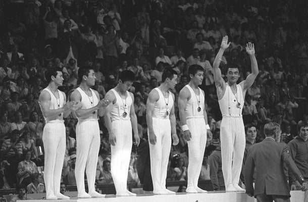 １９７６年モントリオール五輪の体操男子団体、ソ連を逆転して金メダルを獲得した日本チーム（左から、梶山広司、監物永三、五十嵐久人、加藤沢男、藤本俊、塚原光男）